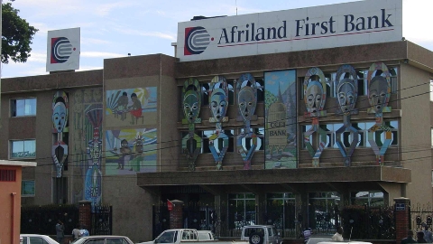 L’Afriland First Bank est passé à la plateforme unifiée Genetec Security Center. Aujourd’hui, les opérateurs surveillent plus de 400 caméras implantées dans 40 agences depuis le siège social de l’entreprise.