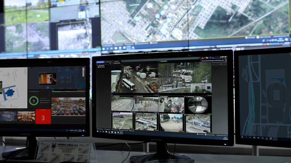 Plusieurs postes de travail avec vidéosurveillance et cartographie de l’infrastructure