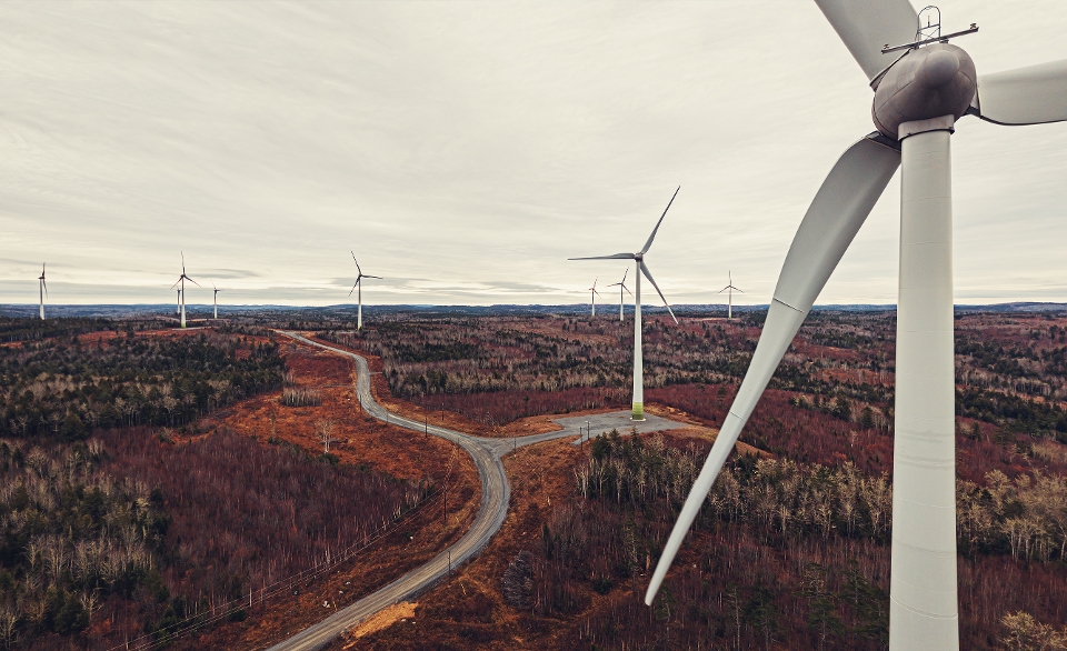 Luftaufnahme einer Windkraftanlage auf dem Land