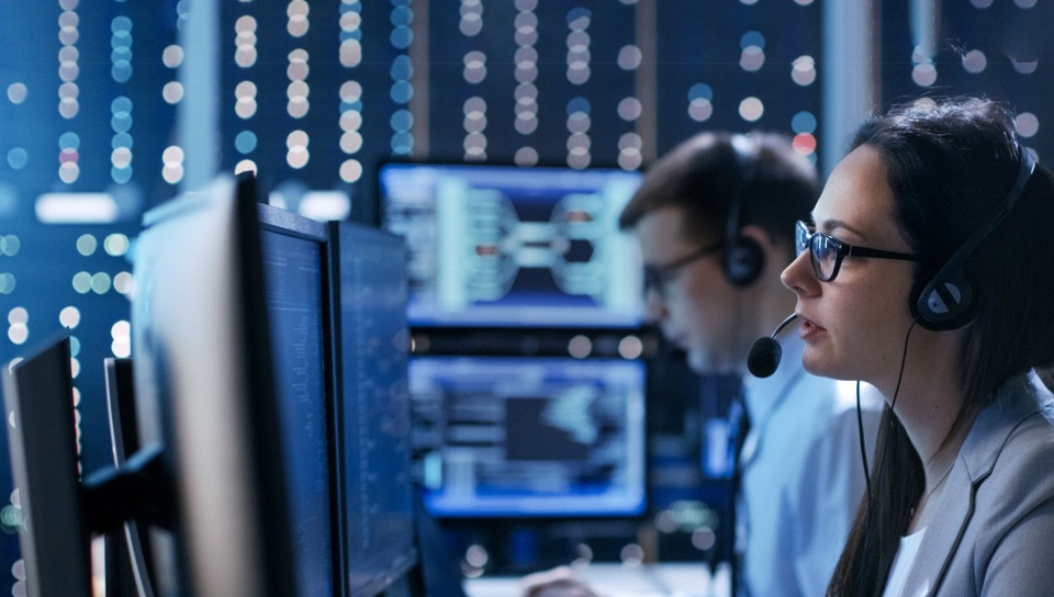 Operators looking at Citigraf data on their desktop
