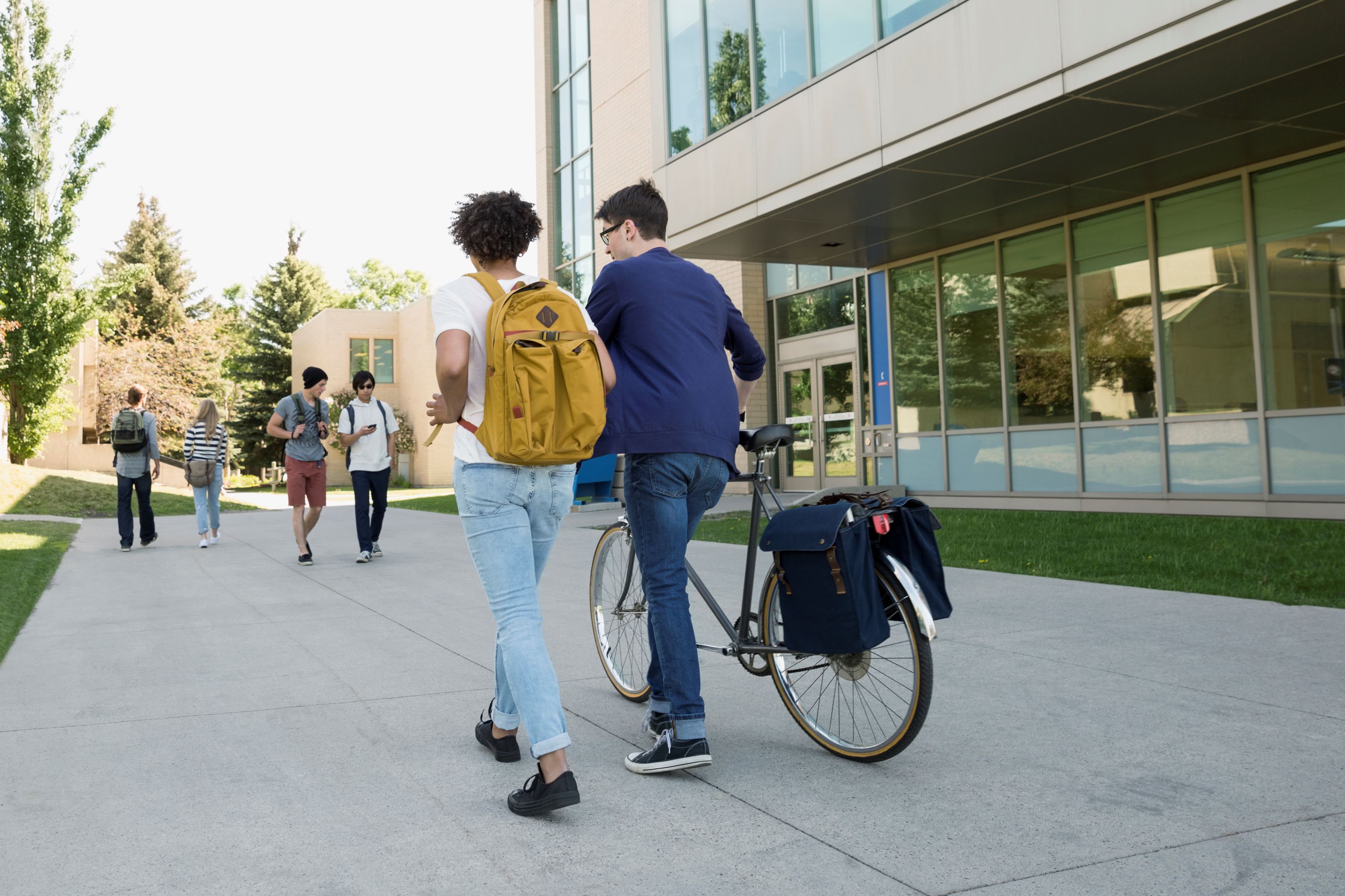Studenten auf dem Universitätscampus